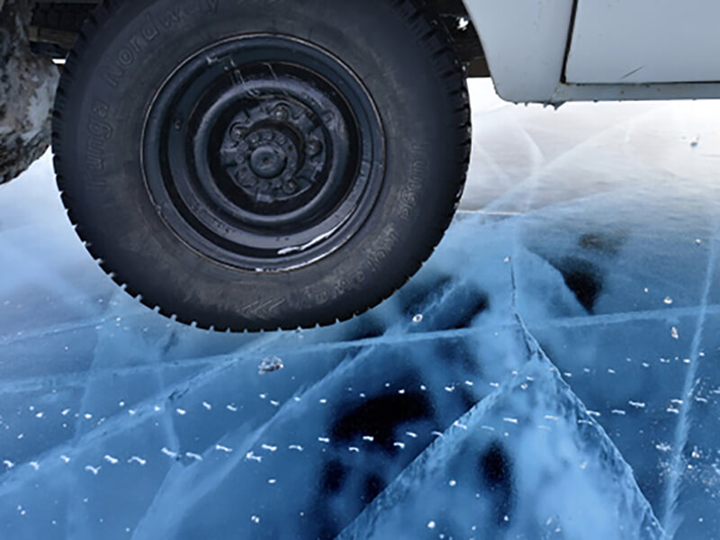 Колесо уазика на чистейшем льду Байкала